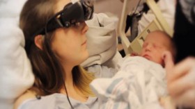 كفيفة ترى طفلها للمرة الأولى عبر نظارات متطورة