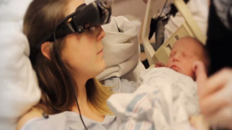 كفيفة ترى طفلها للمرة الأولى عبر نظارات متطورة