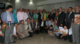 قافلة دعم أسطول الحرية تعود إلى الجزائر محملة بتراب فلسطين