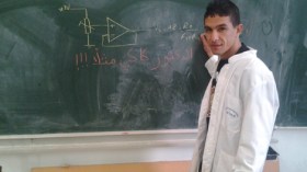 أم المدوّن عمر فرحات تطالب بإطلاق سراح فلذّة كبدها