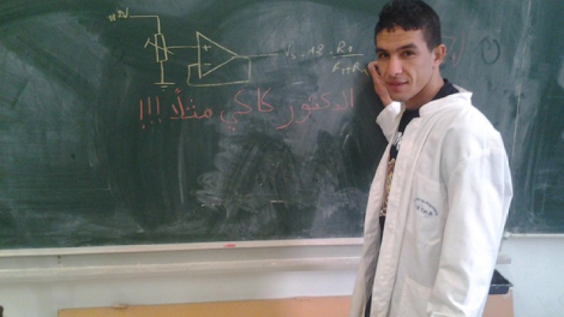 أم المدوّن عمر فرحات تطالب بإطلاق سراح فلذّة كبدها