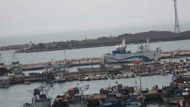 محتجون يحاولون اقتحام مقر حراس السواحل بالقالة