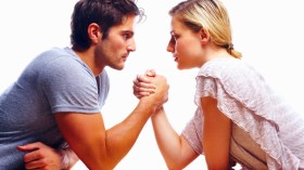 المرأة والرجل.. طرفا معادلة الحب والحرب