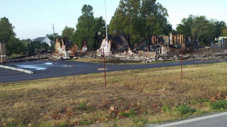 مجهول يحرق مسجدا عن آخره في كنساس الأمريكية