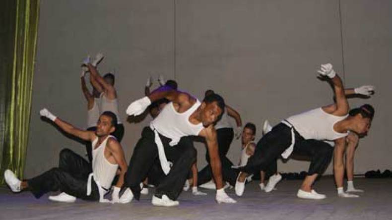 ‮”‬ملاليم‮”‬‭ ‬الهواة‭ ‬تفضح‭ ‬بريكولاج‭ ‬‮”‬ملايير‮”‬‭ ‬كركلا