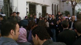 صحافيون في وقفة للمطالبة بفتح نقاش حول الواقع المزري للمهنة بالجزائر