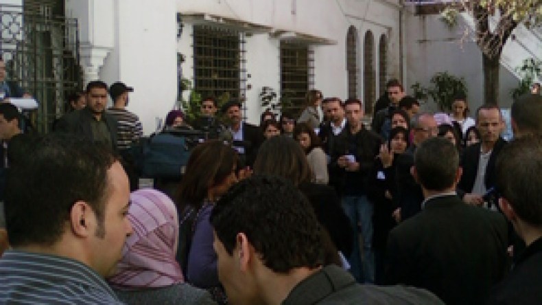 صحافيون في وقفة للمطالبة بفتح نقاش حول الواقع المزري للمهنة بالجزائر