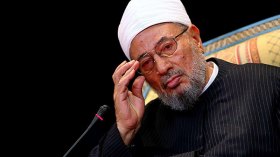 القرضاوي عن السيسي: أوقفوا هذا الأخرق قبل أن يحرق مصر