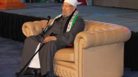 القرضاوي للنظام السوداني: أنتم “إسلاميون” لا تفعلوا كما يفعل “المجرمون” في مصر وسوريا