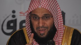 الداعية‭ ‬عائض‭ ‬القرني‭ ‬يزف‭ ‬خمسين‭ ‬شابا‭ ‬من‭ ‬مدينة‮ ‬إليزي‭ ‬