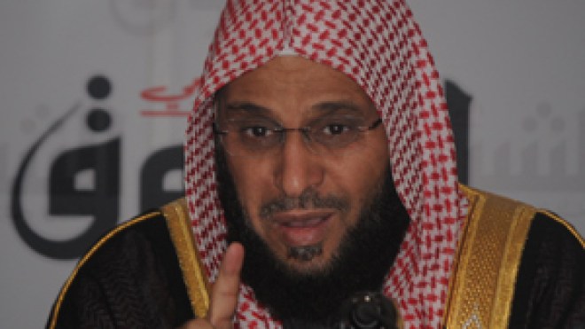 الداعية‭ ‬عائض‭ ‬القرني‭ ‬يزف‭ ‬خمسين‭ ‬شابا‭ ‬من‭ ‬مدينة‮ ‬إليزي‭ ‬