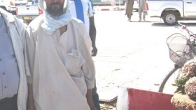 الكرزازي.. بائع فواكه يتقن 07 لغات و20 لهجة إفريقية بلا وظيفة