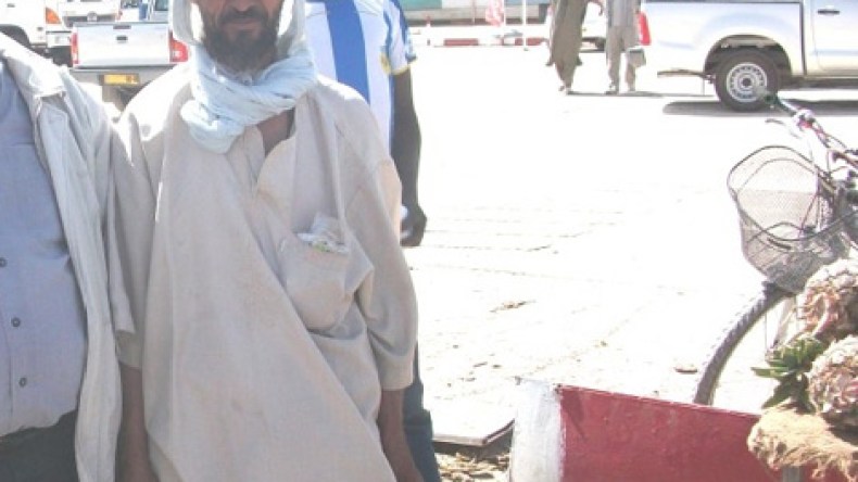 الكرزازي.. بائع فواكه يتقن 07 لغات و20 لهجة إفريقية بلا وظيفة