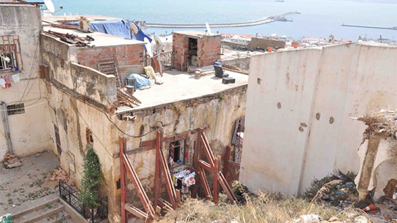 إصابة 5 أشخاص في انهيار سقف بناية بالقصبة جراء الأمطار