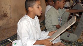 نساء وأطفال يعتكفون بالمساجد لحفظ القرآن