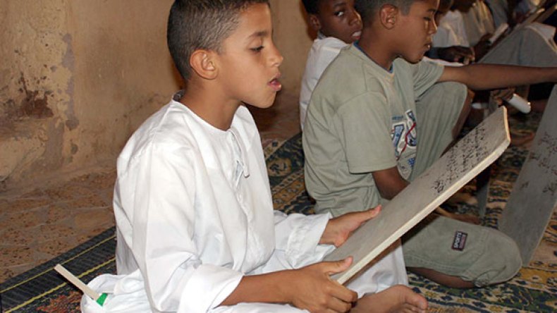 نساء وأطفال يعتكفون بالمساجد لحفظ القرآن