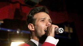 نجل الفنان كاتشو يؤدي أغنيات والده ويُبكي الحضور بباتنة