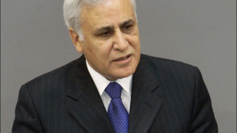 الرئيس الصهيوني السابق يدخل السجن لادانته بالاغتصاب