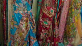 انتشار واسع لتجارة فساتين السهرات لإحياء رأس السنة بالعاصمة