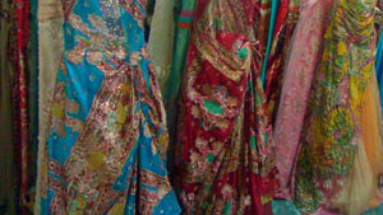 انتشار واسع لتجارة فساتين السهرات لإحياء رأس السنة بالعاصمة