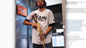 بن زيمة يحمل سلاح “الكلاشينكوف”!