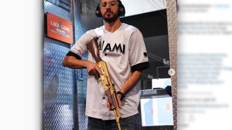 بن زيمة يحمل سلاح “الكلاشينكوف”!