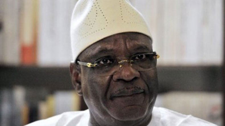 رئيس مالي يعزل قائد الجيش المرتبط بقادة الانقلاب