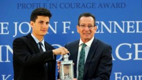 حفيد كينيدي يكرّم حاكم ولاية كونيتيكت لاستقباله سوريين