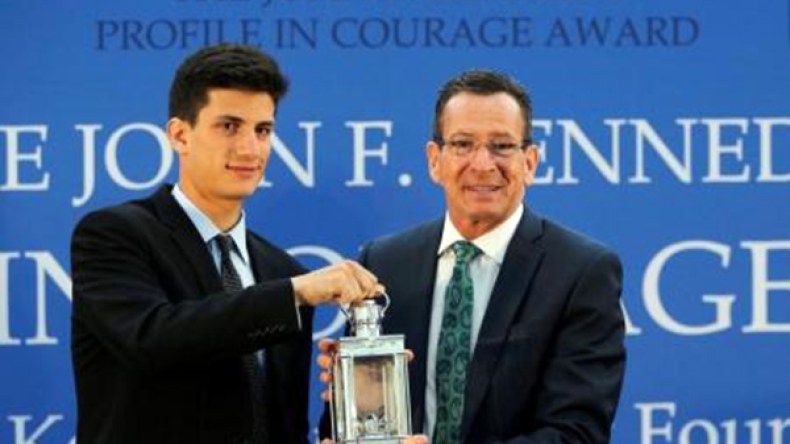 حفيد كينيدي يكرّم حاكم ولاية كونيتيكت لاستقباله سوريين