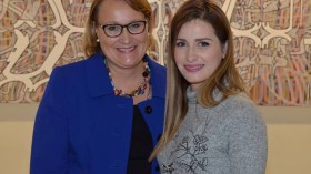 السفيرة الأمريكية في الجزائر تسّلم كنزة مرسلي تأشيرتها !!