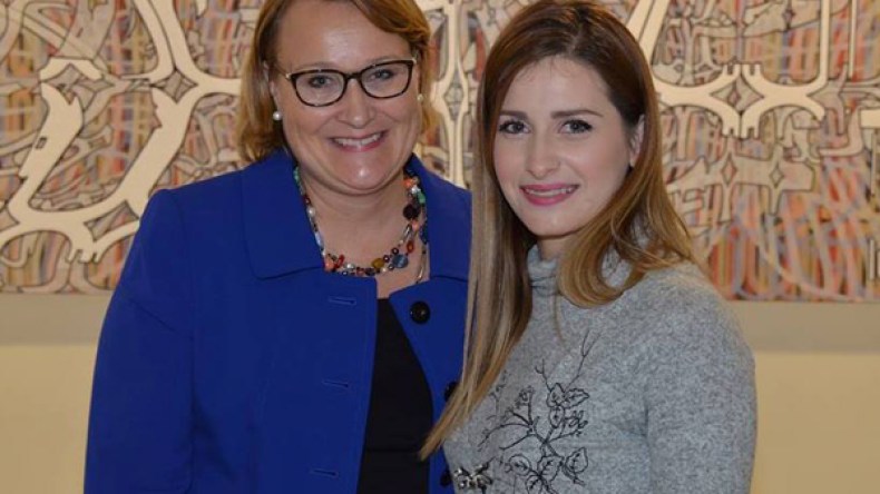 السفيرة الأمريكية في الجزائر تسّلم كنزة مرسلي تأشيرتها !!