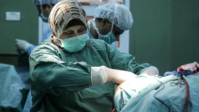 منى كَسْكِين.. الأنثى الوحيدة التي “تداعب” الأعصاب بالمشرط في غزة