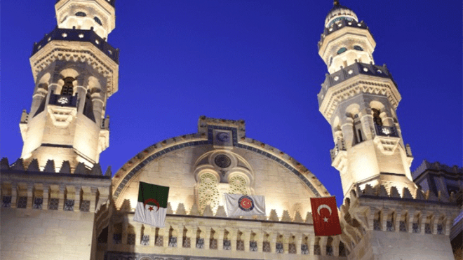 مسجد كتشاوة تحفة معمارية تحاكي الخلود