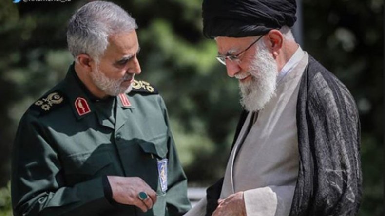 خامنئي ينشر صورة له مع سليماني ويعلق: الإنتقام الساحق