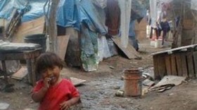 أربعة أشقاء معوقين ذهنيا يتناولون فضلاتهم