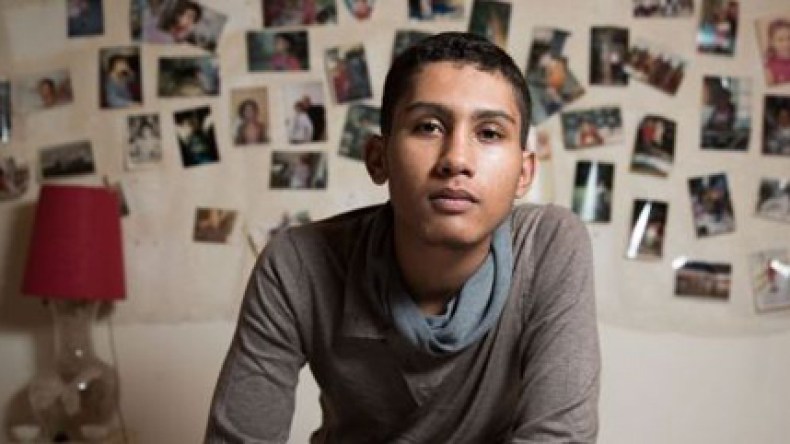 الطفل “أنيس” يناشد الشاب خالد الاعتراف بأبوته له