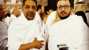 “الكينغ” خالد في البيت الحرام!