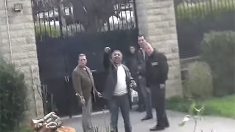 شتم الشاب خـالد وإهانته أمـام القنصلية الجـزائرية في فرنسا