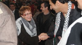 فنانون جزائريون يطلبون الشهادة ويتمنون فتح الحدود