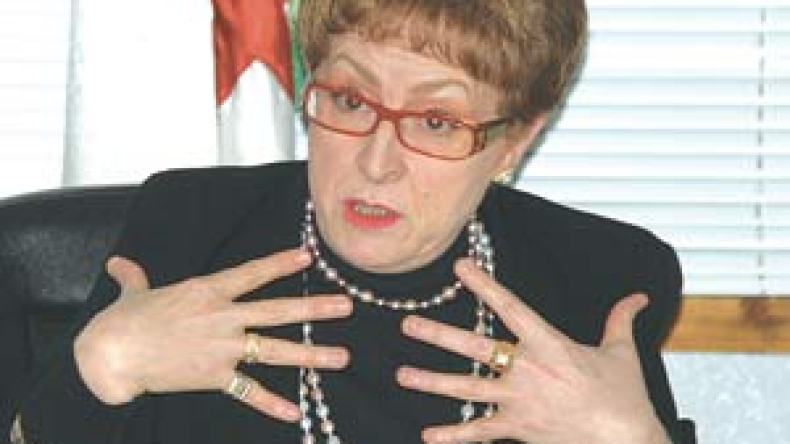 تومي تدرس مقترحات رؤساء دوائر المهرجان الثقافي الإفريقي