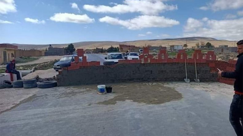 غلق طريق بجدار إسمنتي في خنشلة للمطالبة بالغاز