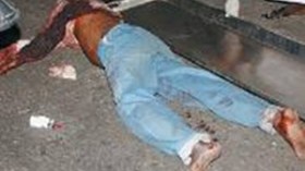 أحرق 20 شخصا بعد رشهم بالبنزين في جلسة قمار !