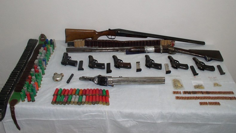 شرطي يخترق عصابة لصناعة الأسلحة ويجهض صفقات البيع