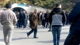 محتجون يحتجزون مئات المسافرين داخل أنفاق خراطة