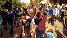 الشرطة تستخدم الغاز المسيل للدموع لتفريق المتظاهرين في الخرطوم