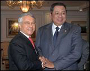 M. Khelil s'entretient à Jakarta de la hausse des cours du brut avec le président indonésien