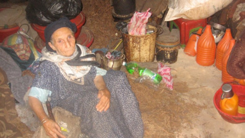 الخالة “خميسة” لم تلبس حذاء في حياتها بسبب الفقر