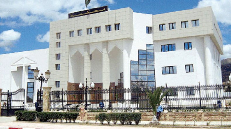 الرقابة القضائية لإطارين في خنشلة بتهم فساد