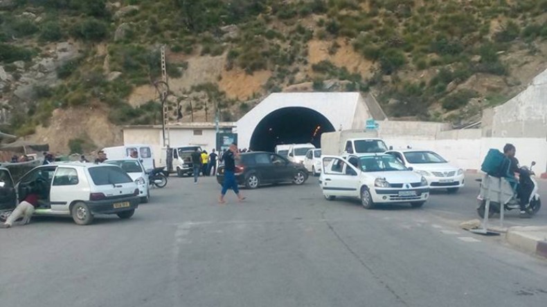 محتجون يحتجزون المئات من المسافرين داخل أنفاق خراطة