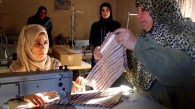 التهافت على ورشات الخياطة يرفع أسعار القماش عشية العيد